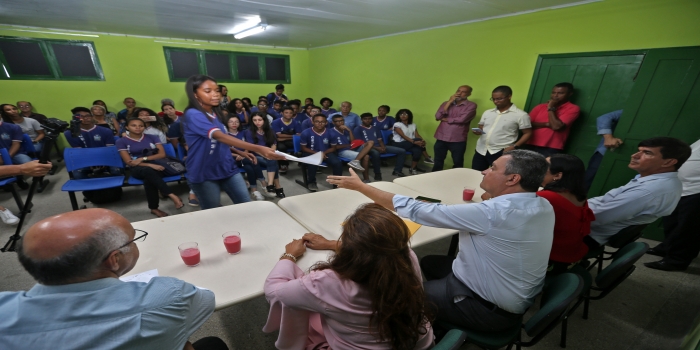 Governador visita escola em Dias D´ávila