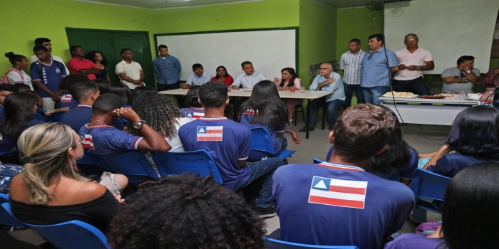 Governador visita escola em Dias D´ávila