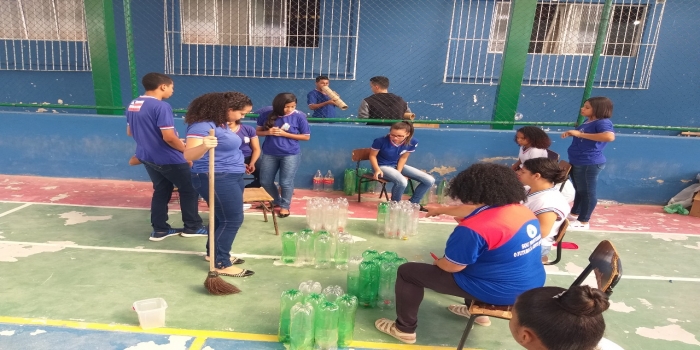 Estudantes desenvolvendo projeto de Educação Ambiental