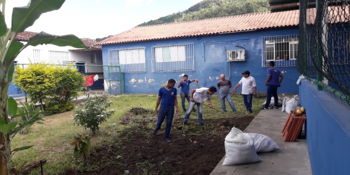 Estudantes desenvolvendo projeto de Educação Ambiental