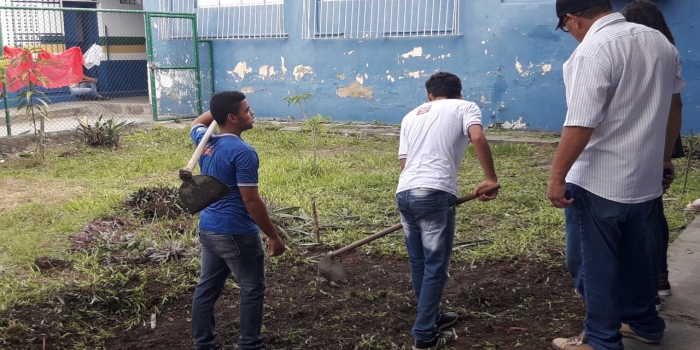 Estudantes desenvolvendo projeto de Educação Ambiental